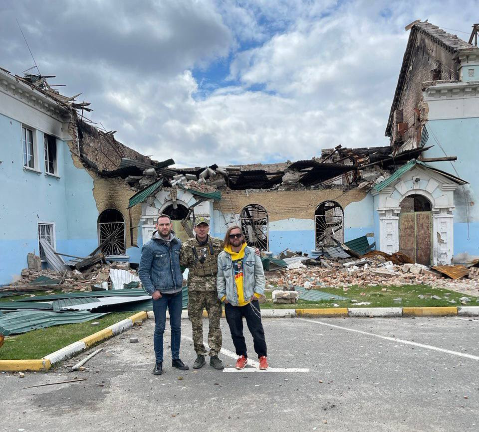 БЕЗ ОБМЕЖЕНЬ виконали «Вільні люди» на руїнах Будинку Культури м. Ірпінь