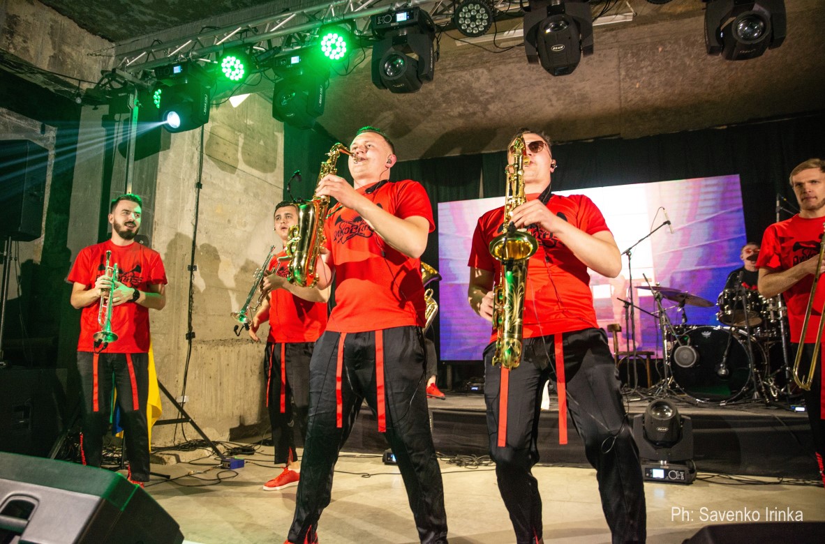 Львівський гурт Дикоbrass влаштував благодійний концерт в бомбосховищі