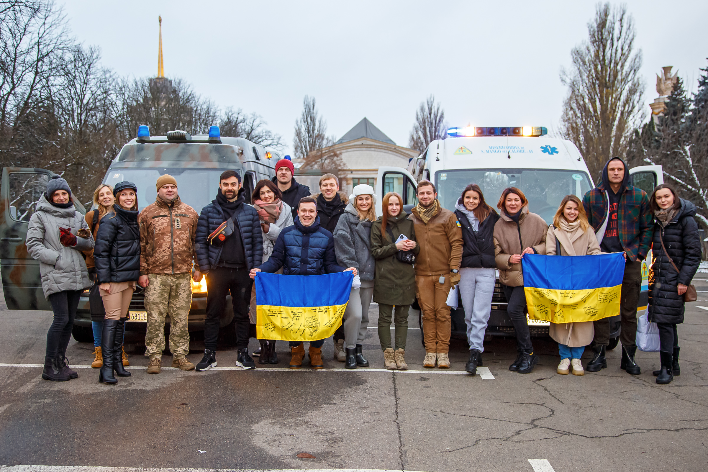 українські актори придбали ще 2 машини швидкої допомоги для ЗСУ