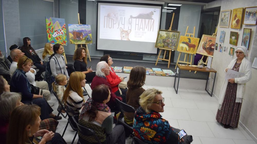 Мистецтво, що лікує душу: в арт-просторі київської бібліотеки імені Тичини відкрилася благодійна виставка “Поруч з нами”
