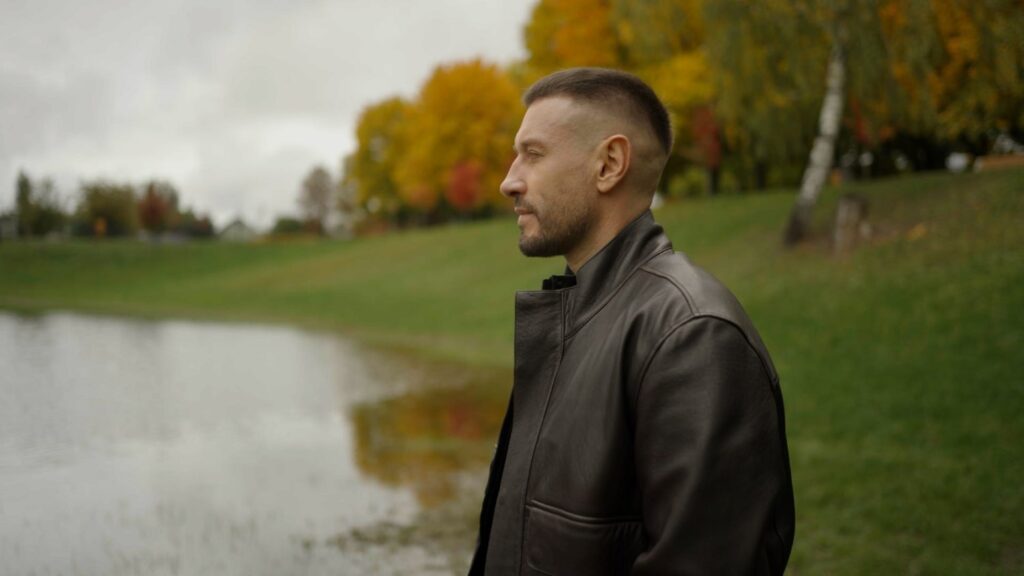 Андрій Кравченко презентує нову пісню «Дитинство» – щиру сповідь про теплі спогади, до яких хочеться повернутися