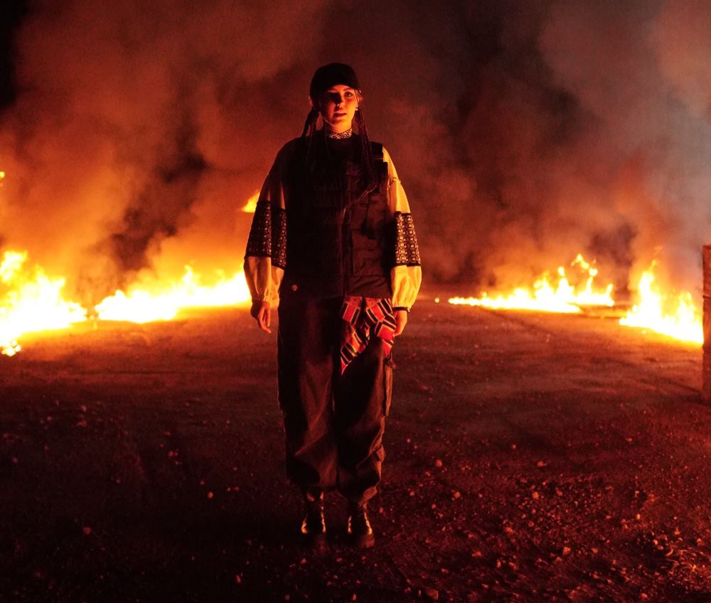 Легенда зазвучала по-новому: TAYNA випустила «Щедрик» і містичний кліп