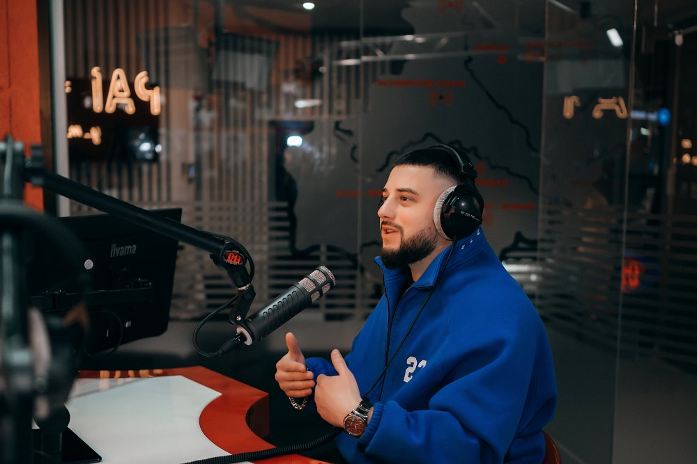 MoNaKiss уперше вийшов в ефір радіо та телебачення