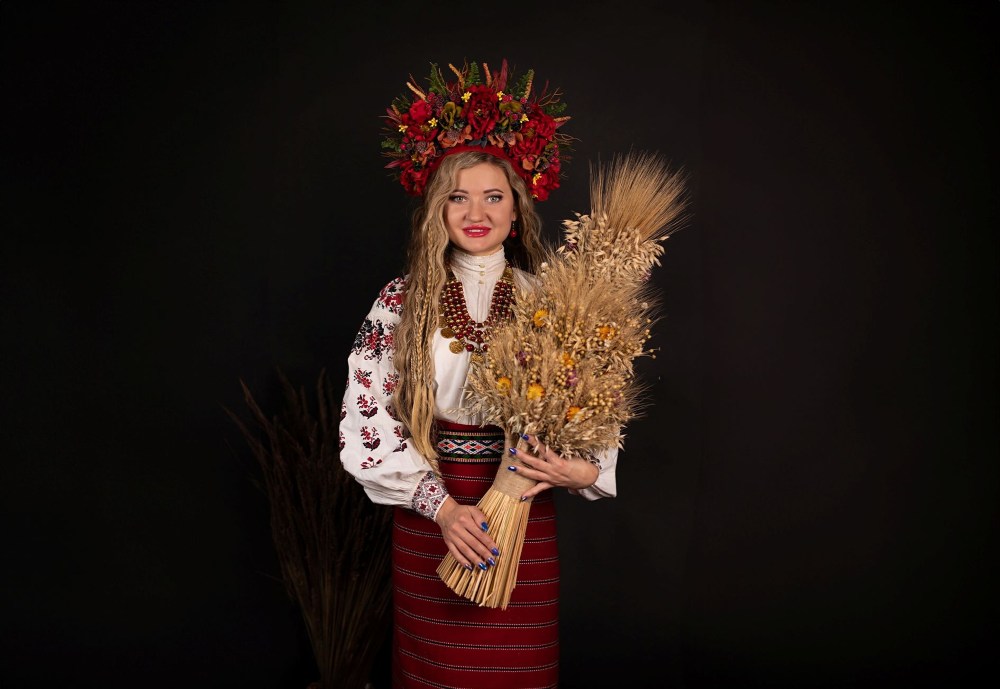 Військова співачка Охтирчанка представила сучасну версію пісні «Ой на горі та й женці жнуть» до Дня Вишиванки