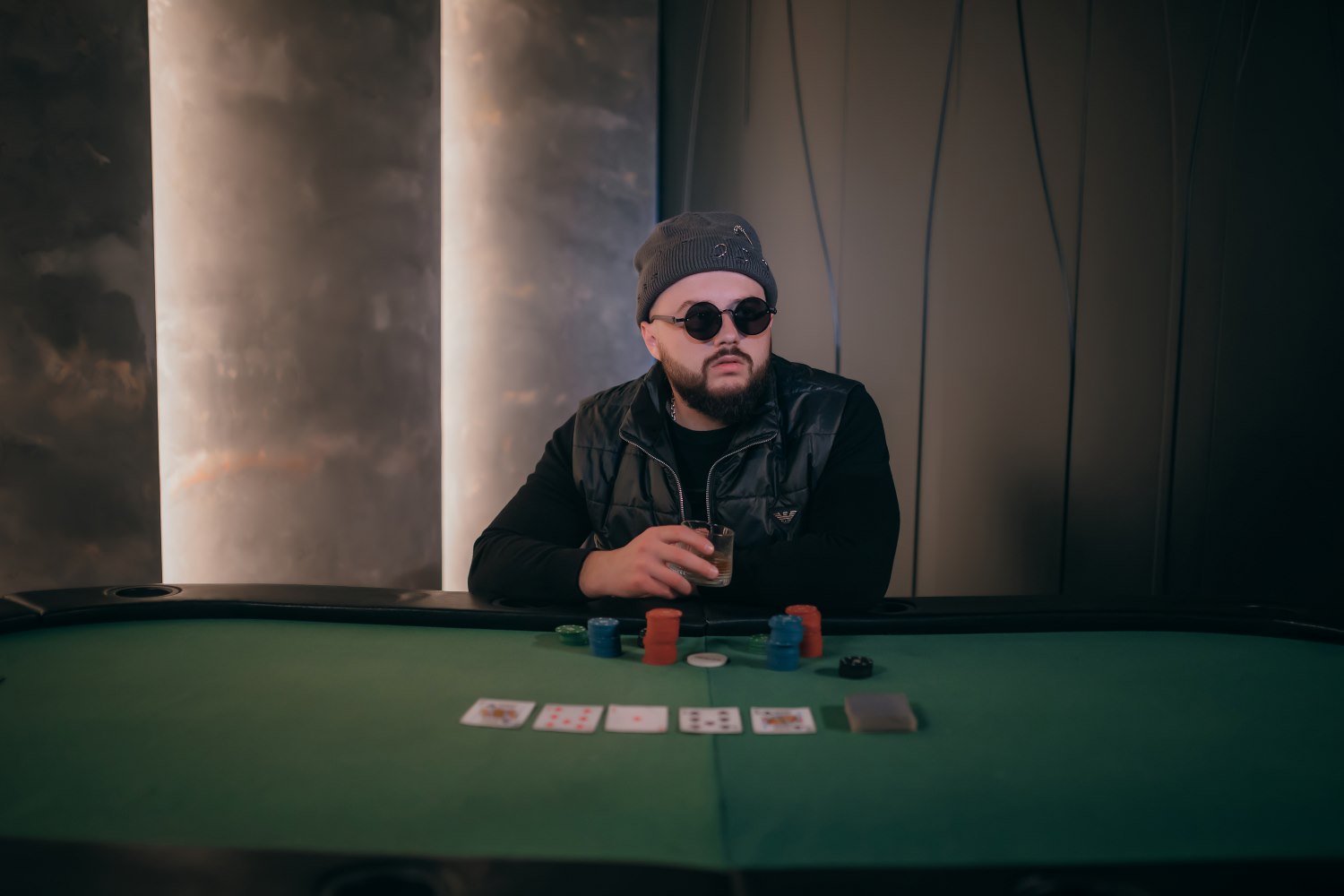 Казино, ризик і сучасний біт: MoNaKiss презентував кліп на пісню «Тільки Іскри»