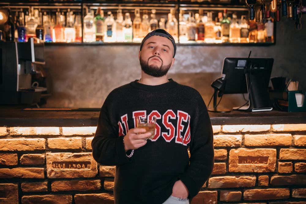 MoNaKiss презентує кліп на пісню «У барі», знятий одним статичним кадром